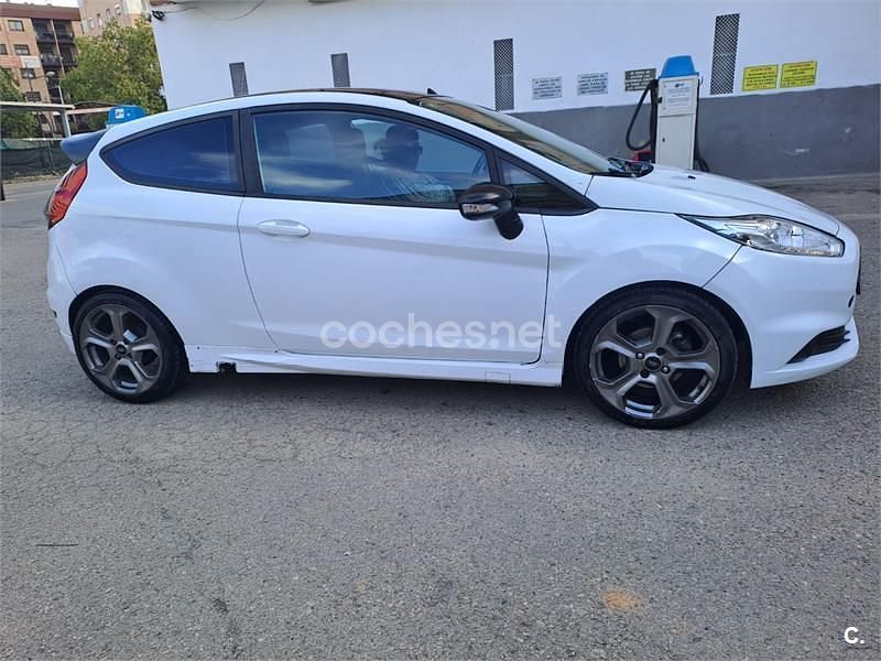 Usado Ford Fiesta Trend 95 CV (69 kW) 2013 Blanco Utilitario
