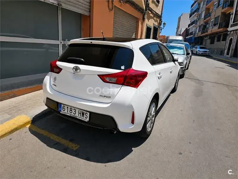 Usado Toyota Auris 124 CV (91 kW) 2014 Blanco Berlina