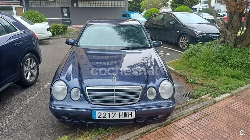 Usado Mercedes E270 Elegance 170 CV (125 kW) 2000 Azul Berlina