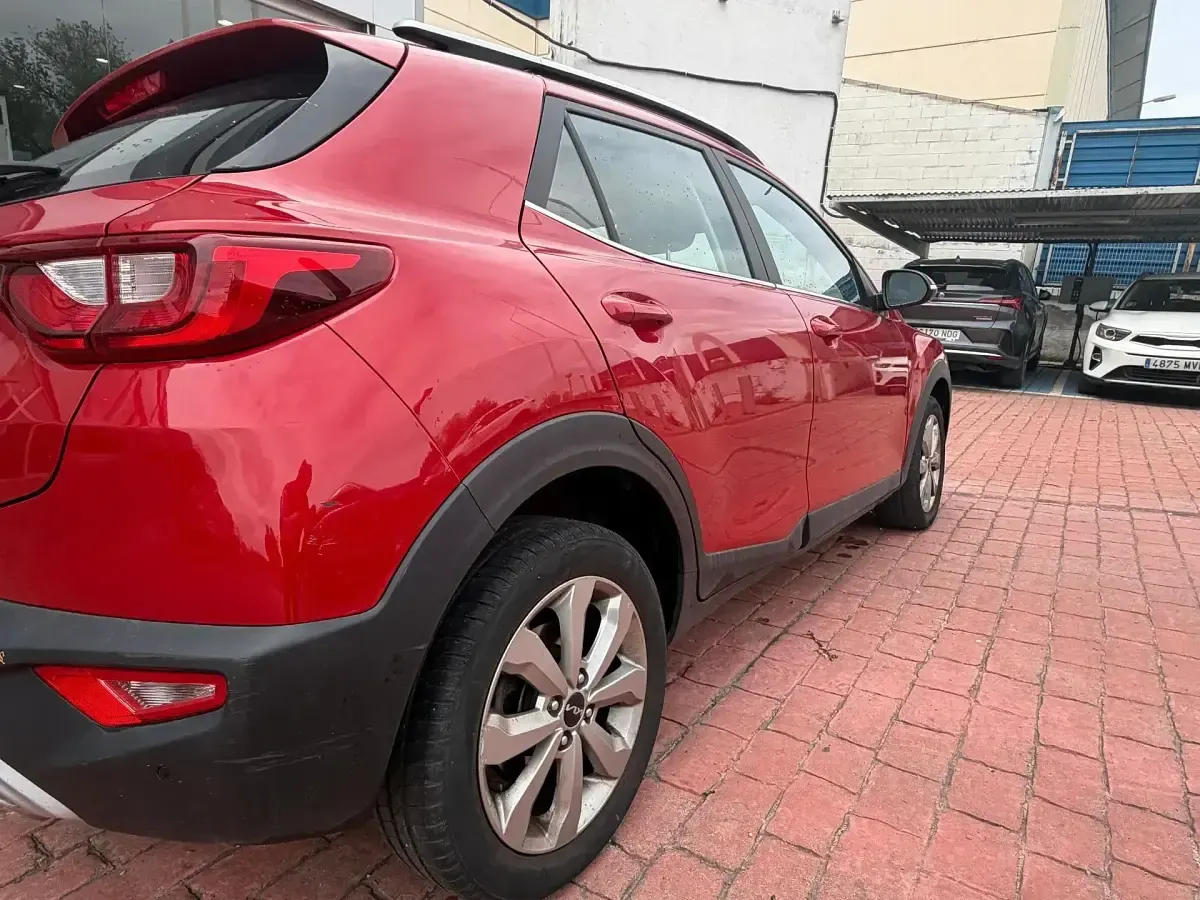 Usado Kia Stonic Plus 100 CV (73 kW) 2022 Rojo SUV