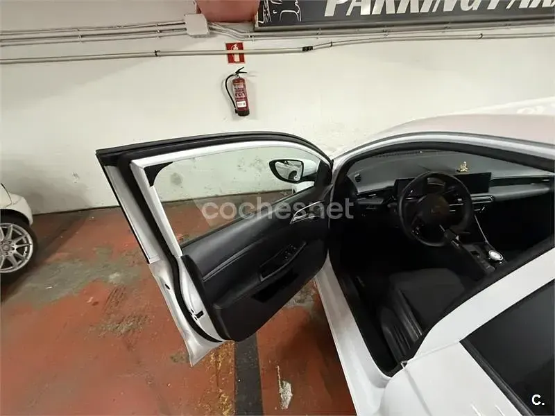 Używany MG MG3 Luxury 195 KM (143 kW) 2024 Biały Hatchback