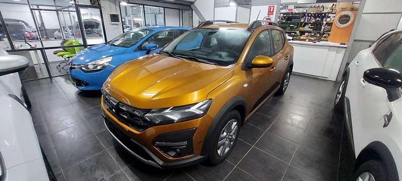 Usado Dacia Sandero Comfort 101 CV (74 kW) 2022 Amarillo Utilitario