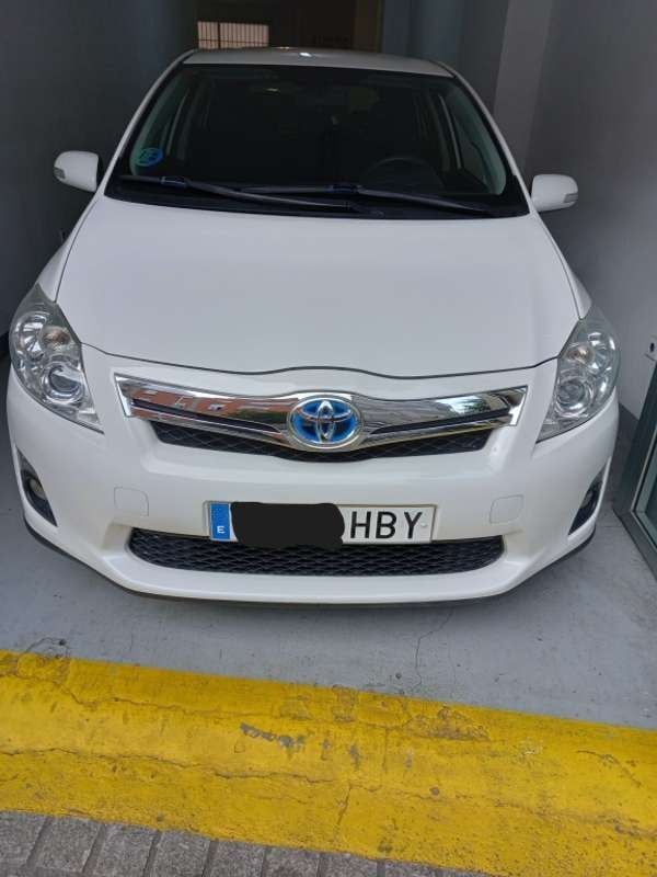 Usado Toyota Auris Hybrid 101 CV (74 kW) 2011 Blanco Utilitario