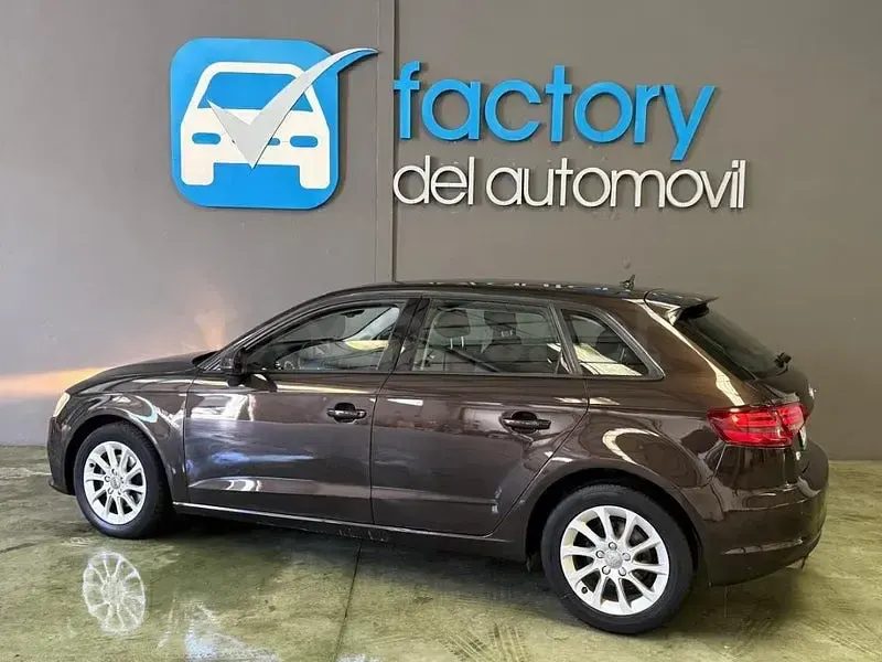 Usado Audi A3 Ambition 105 CV (77 kW) 2013 Marrón Berlina