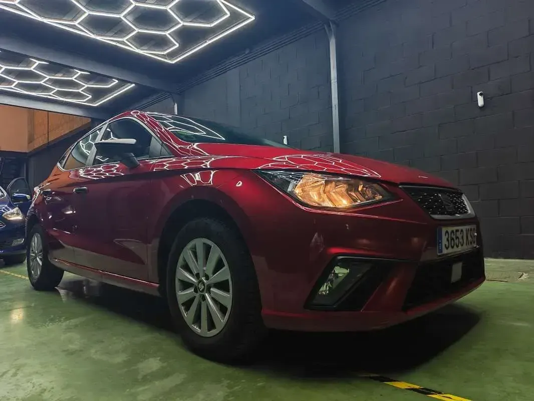 Usado Seat Ibiza CONNECT 75 CV (55 kW) 2018 Rojo Utilitario