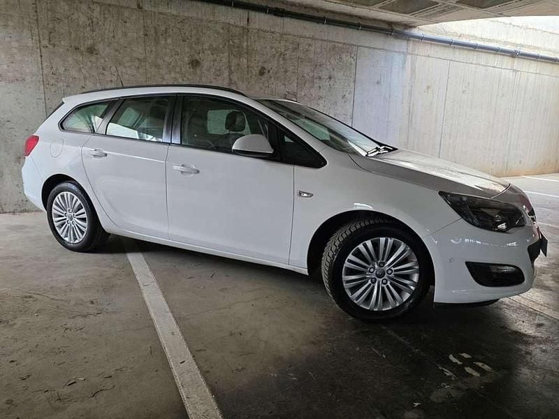 Usado Opel Astra Selective 136 CV (100 kW) 2015 Blanco Familiar