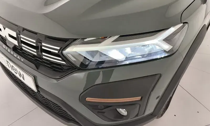 Usado Dacia Sandero Extreme 100 CV (73 kW) 2025 Verde Berlina