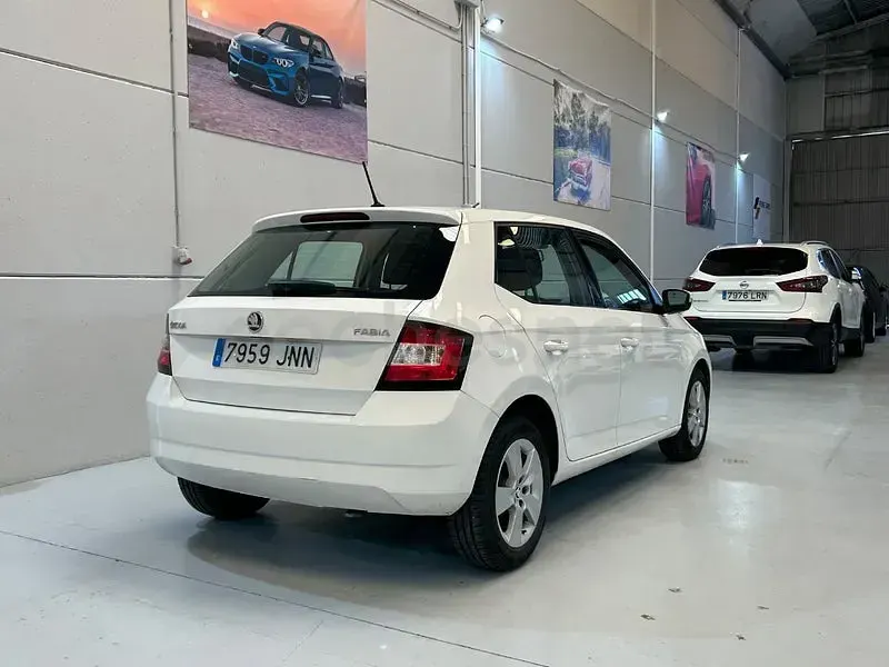 Usado Skoda Fabia Ambition 75 CV (55 kW) 2016 Blanco Berlina