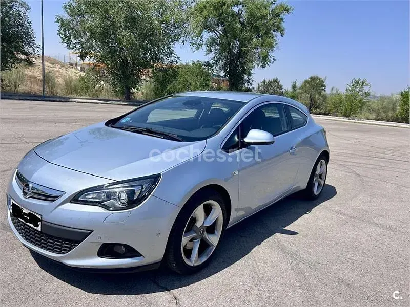 Usado Opel Astra GTC Sportive 136 CV (100 kW) 2016 Gris / plata Berlina