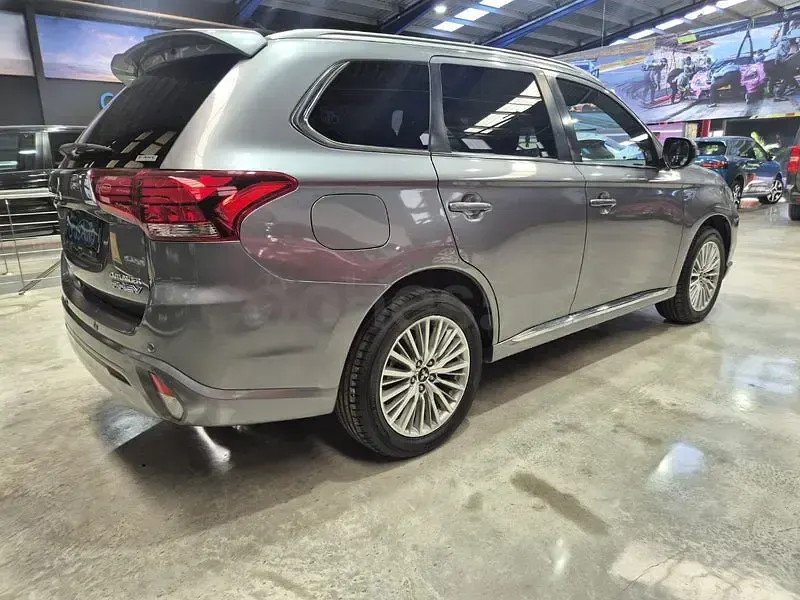 Usado Mitsubishi Outlander P-HEV Motion 224 CV (164 kW) 2018 Gris / plata SUV