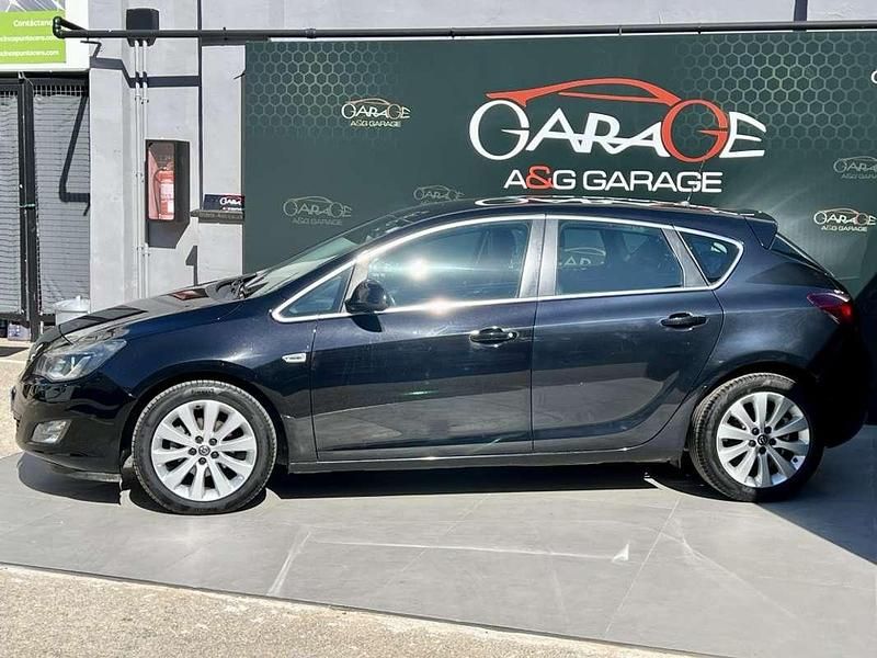 Usado Opel Astra Cosmo 116 CV (85 kW) 2010 Negro Utilitario