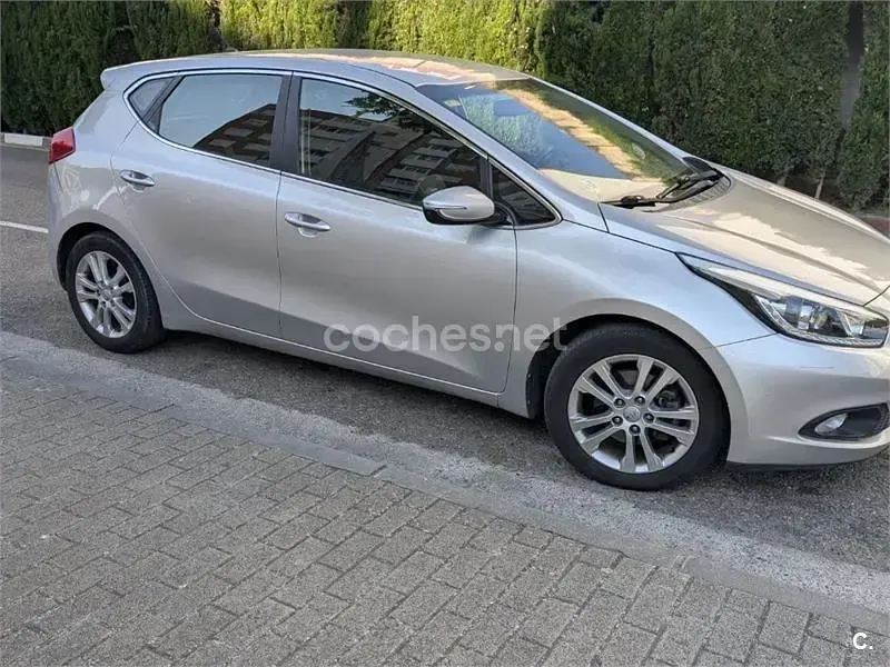 Usado Kia Ceed GT 90 CV (66 kW) 2013 Gris / plata Berlina