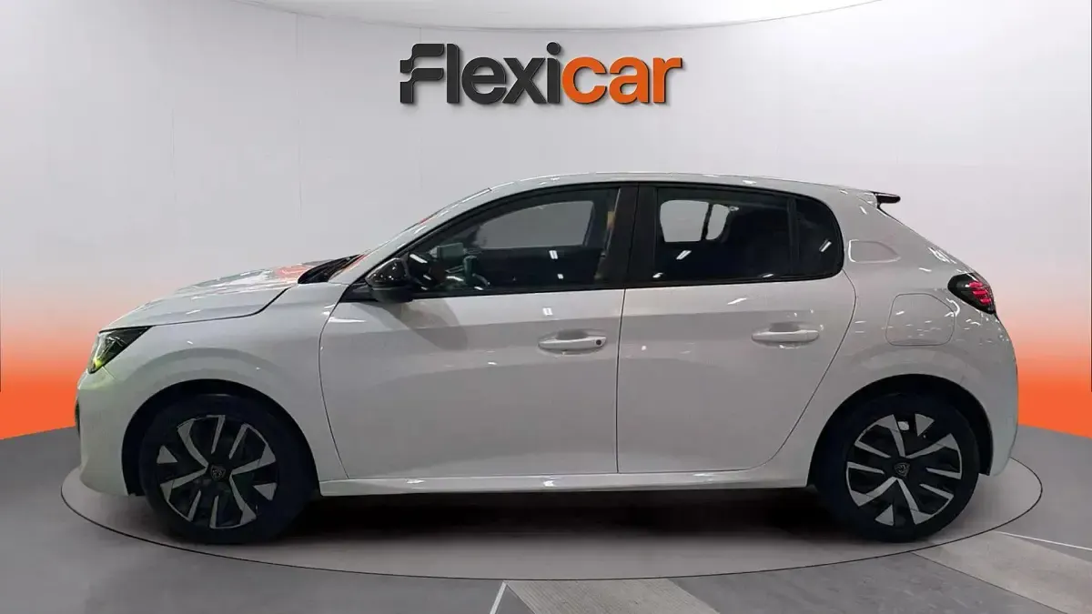 Usado Peugeot 208 Active 102 CV (75 kW) 2024 Blanco Utilitario