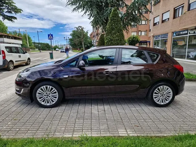 Usado Opel Astra Selective 115 CV (84 kW) 2013 Marrón Berlina