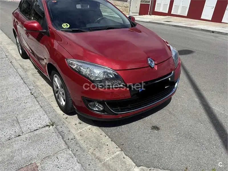 Usado Renault Mégane GrandTour Dynamique 110 CV (80 kW) 2013 Rojo Familiar