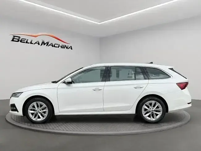 Usado Skoda Octavia Style 150 CV (110 kW) 2021 Blanco Familiar