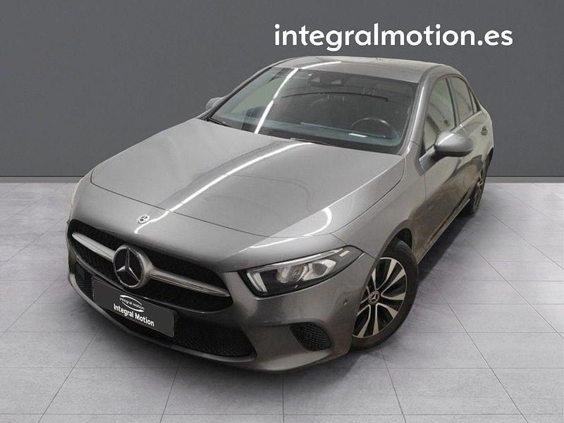Usado Mercedes A180 115 CV (84 kW) 2020 Gris Utilitario