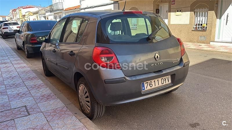 Usado Renault Clio II Dynamique 85 CV (62 kW) 2006 Gris / plata Berlina