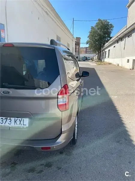 Usado Ford Tourneo Courier Titanium 100 CV (73 kW) 2019 Beige Monovolumen