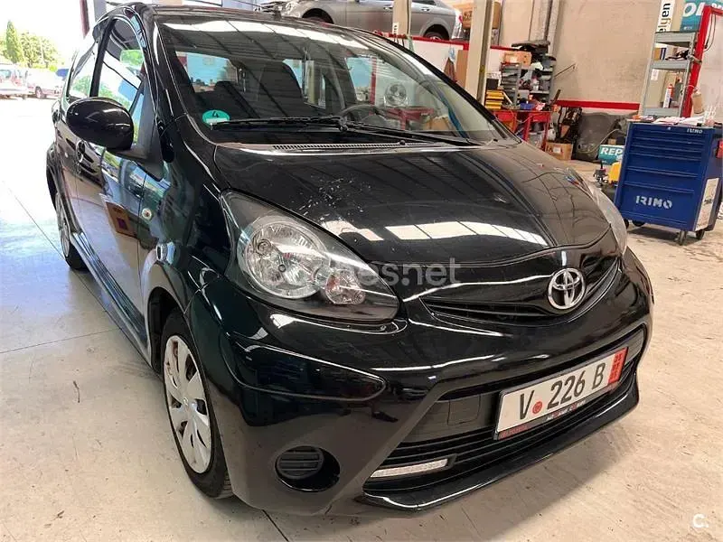 Usado Toyota Aygo Live 68 CV (50 kW) 2012 Negro Utilitario