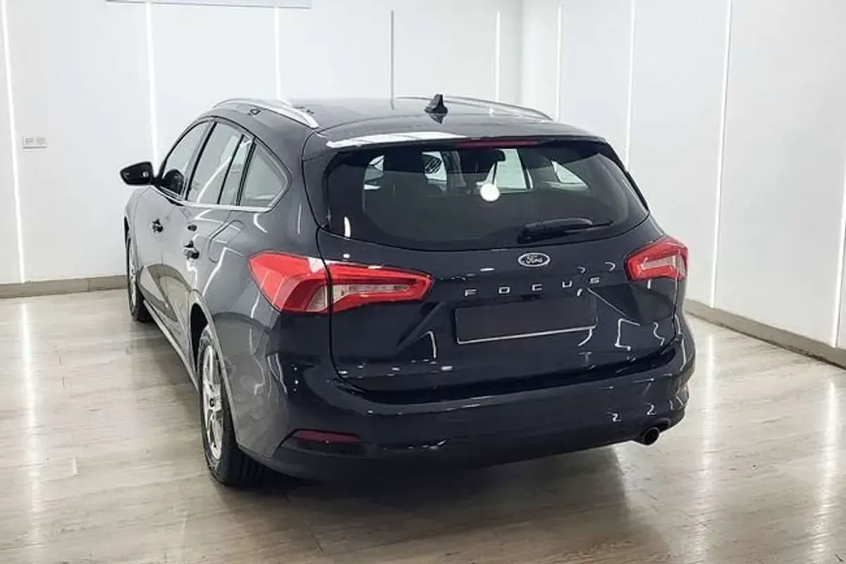 Usado Ford Focus Trend 120 CV (88 kW) 2021 Azul Familiar