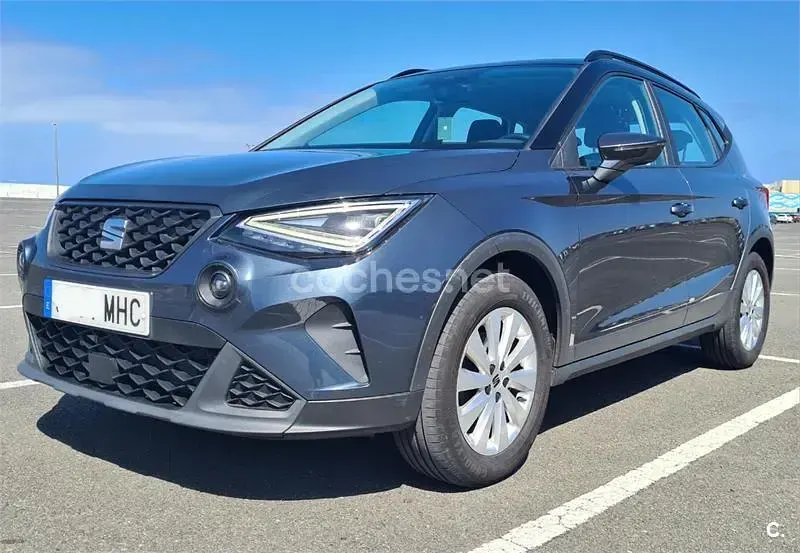 Usado Seat Arona Style 110 CV (80 kW) 2023 Gris / plata SUV