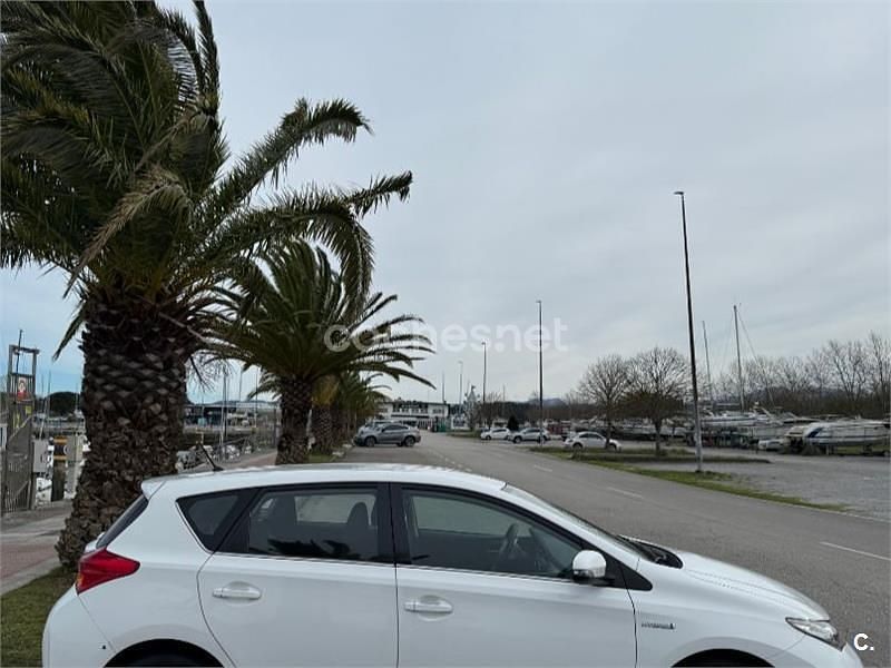 Usado Toyota Auris Hybrid Advance 136 CV (100 kW) 2014 Blanco Berlina