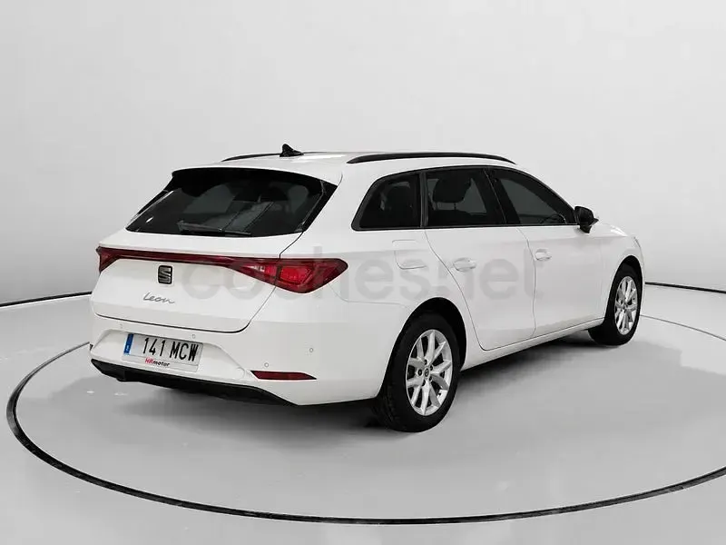 Usado Seat Leon Style 150 CV (110 kW) 2022 Blanco Familiar
