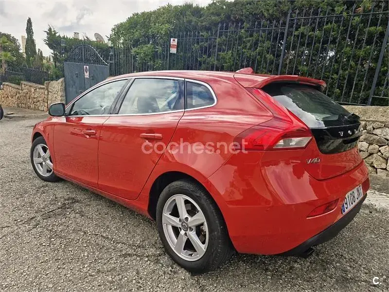 Usado Volvo V40 R-Design Momentum 150 CV (110 kW) 2016 Rojo Berlina