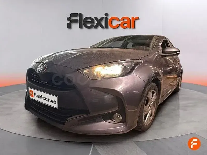 Usado Toyota Yaris Hybrid Active 116 CV (85 kW) 2024 Gris / plata Berlina