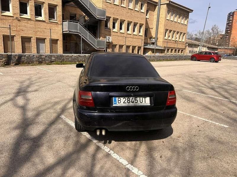 Usado Audi A4 110 CV (80 kW) 1998 Negro Berlina
