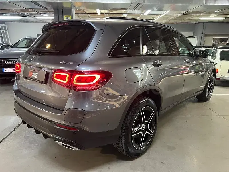 Usado Mercedes GLC300e 306 CV (225 kW) 2021 Gris / plata SUV