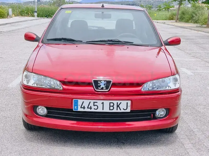 Usado Peugeot 306 71 CV (52 kW) 2001 Granate Berlina