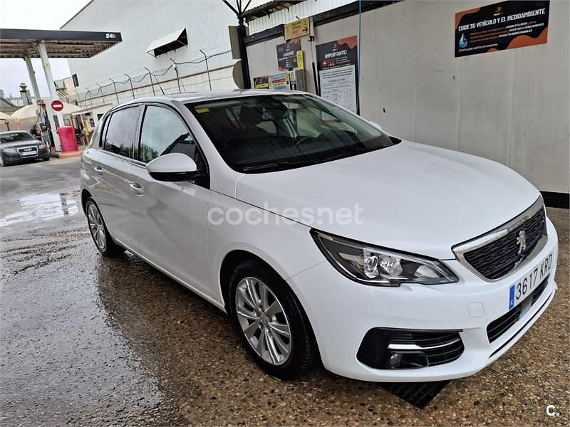 Usado Peugeot 308 Allure 110 CV (80 kW) 2018 Blanco Berlina