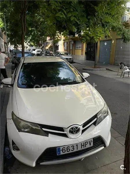 Usado Toyota Auris Live 124 CV (91 kW) 2013 Blanco Berlina