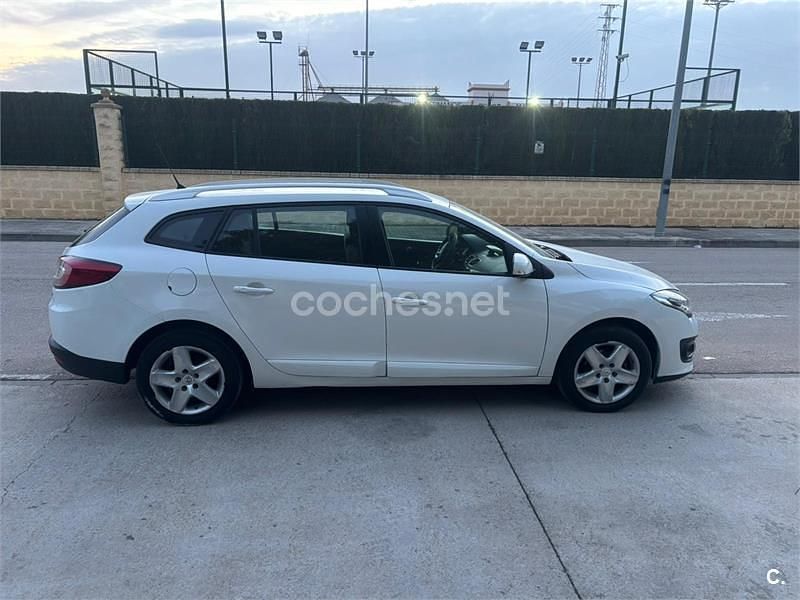 Usado Renault Mégane GrandTour LIMITED 110 CV (80 kW) 2015 Blanco Familiar