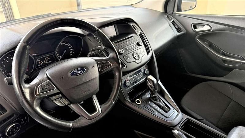 Usado Ford Focus Trend 125 CV (91 kW) 2017 Gris Utilitario