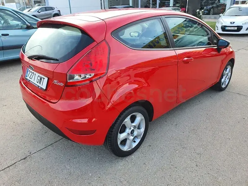 Usado Ford Fiesta Trend 95 CV (69 kW) 2010 Rojo Berlina