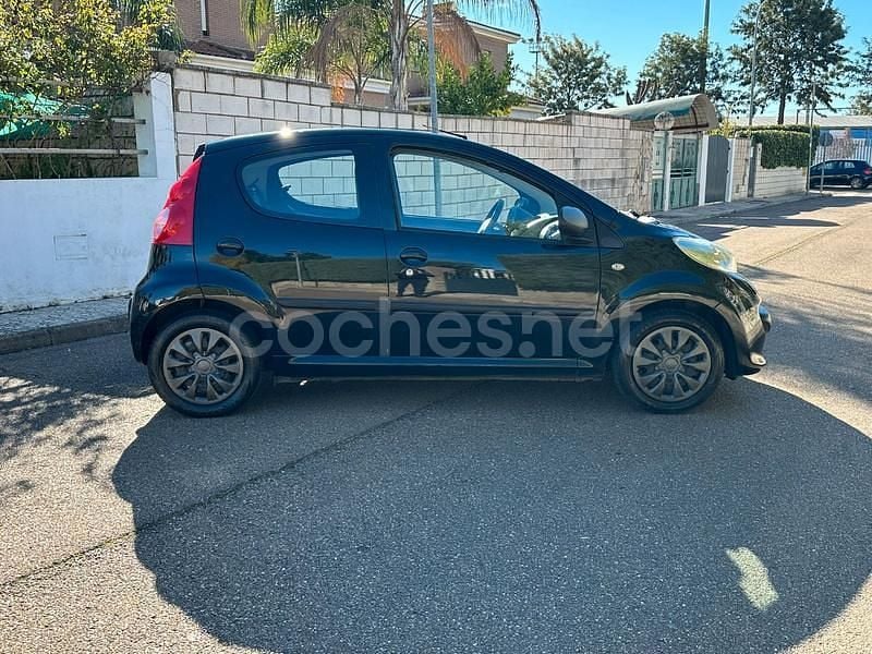 Usado Peugeot 107 54 CV (39 kW) 2007 Negro Utilitario