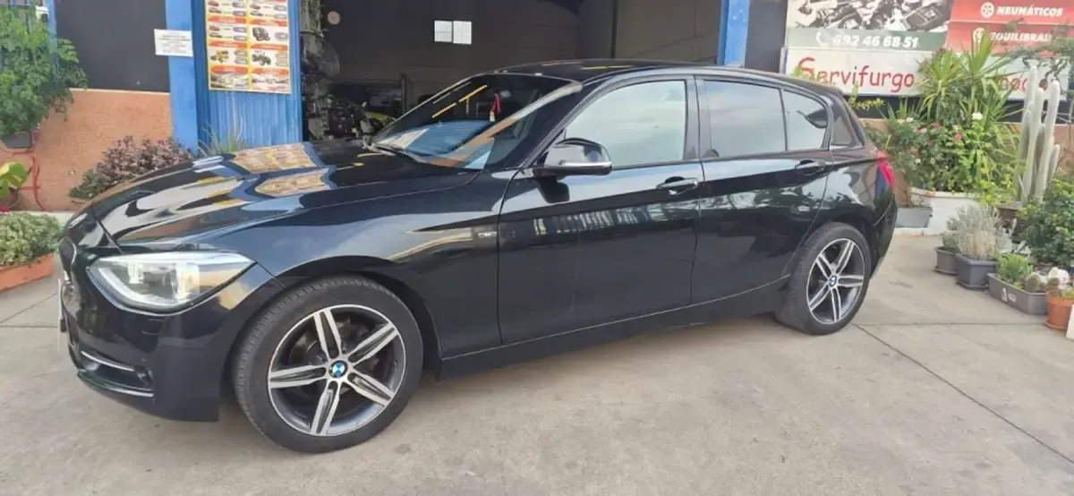 Usado BMW 116 116 CV (85 kW) 2012 Negro Utilitario