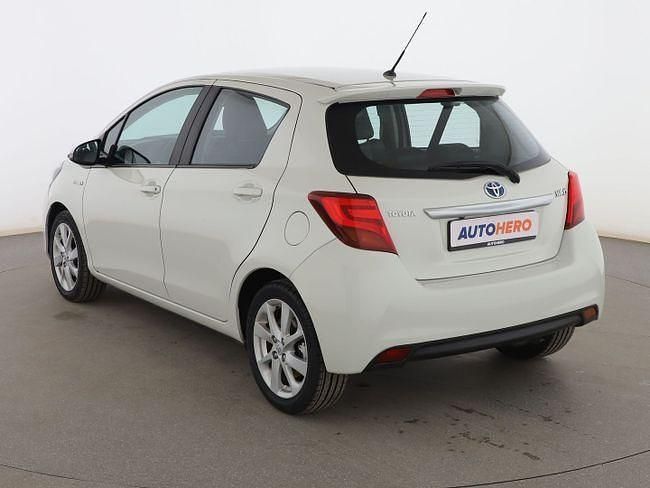 Käytetty Toyota Yaris Hybrid Active 102 HP (75 kW) 2015 Valkoinen Sedan