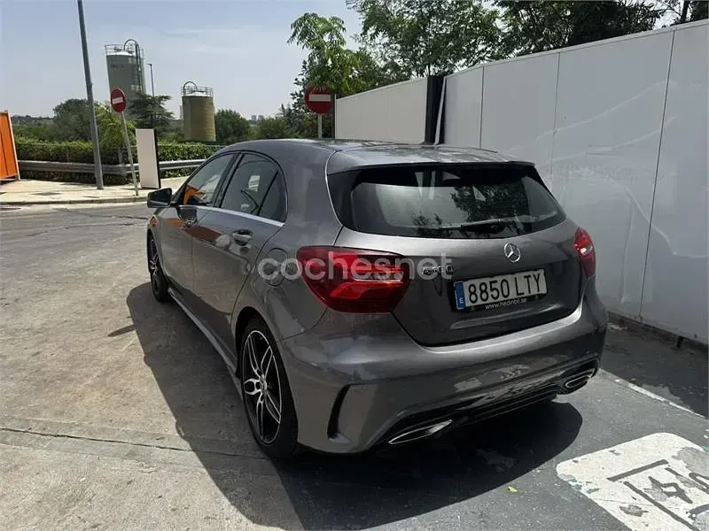 Usado Mercedes A180 AMG line 122 CV (89 kW) 2017 Gris / plata Utilitario