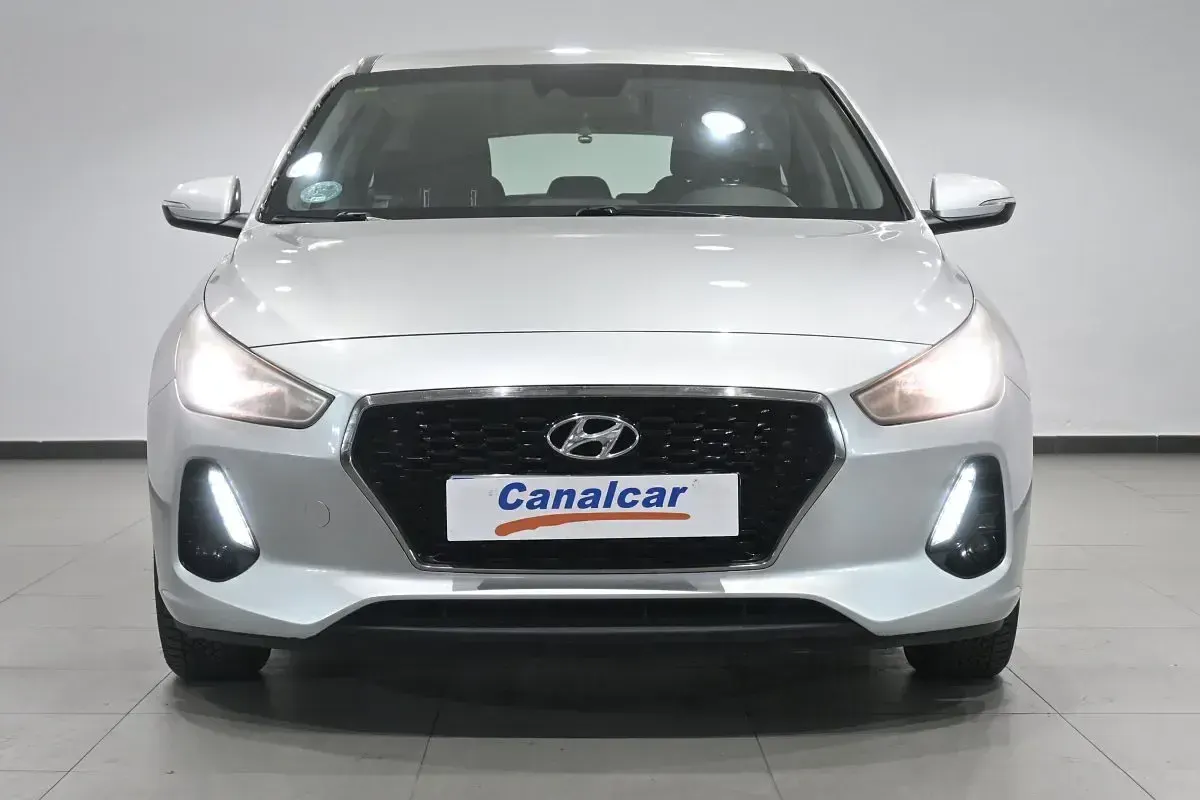 Usado Hyundai i30 110 CV (80 kW) 2018 Gris Familiar