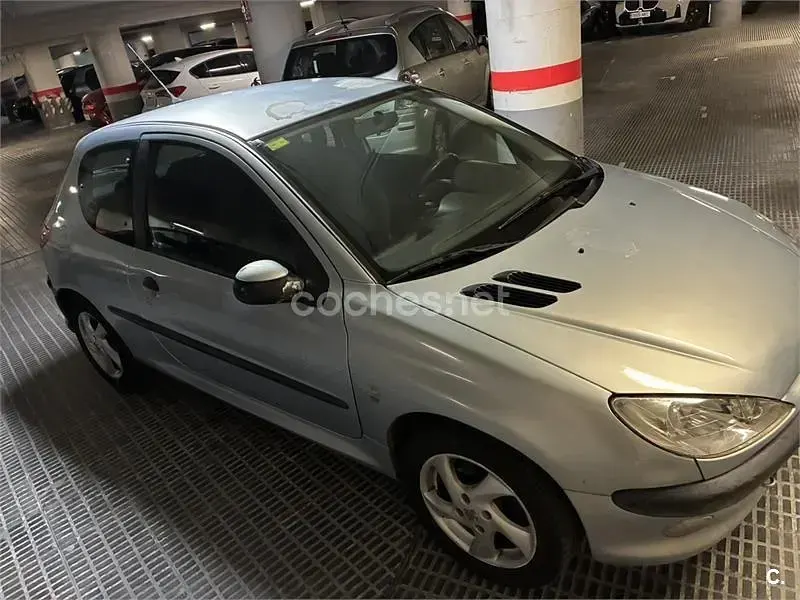 Usado Peugeot 206 75 CV (55 kW) 2002 Gris / plata Berlina