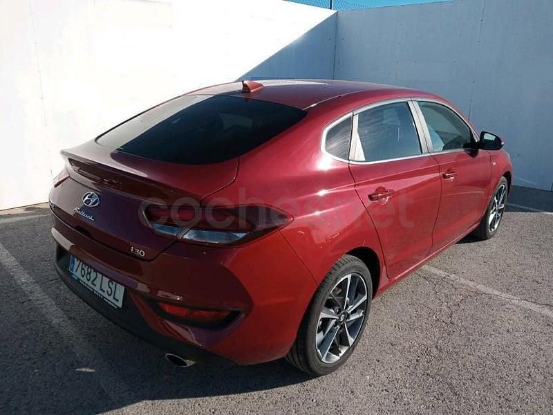 Usado Hyundai i30 136 CV (100 kW) 2021 Granate Berlina