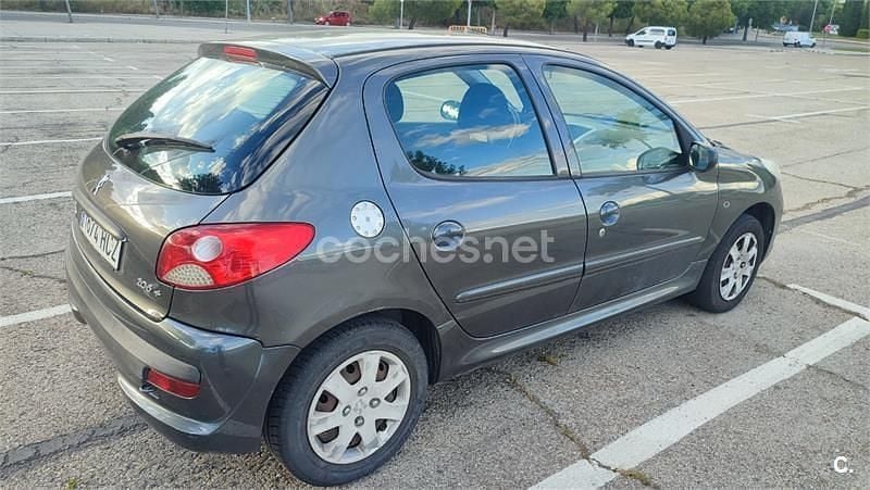 Usado Peugeot 206+ 60 CV (44 kW) 2011 Negro Utilitario