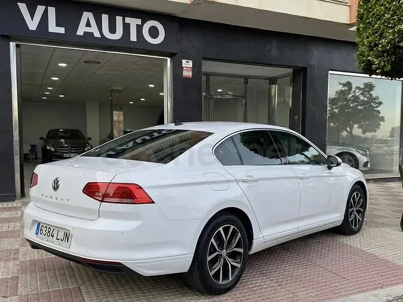 Usado VW Passat Executive 150 CV (110 kW) 2021 Blanco Berlina