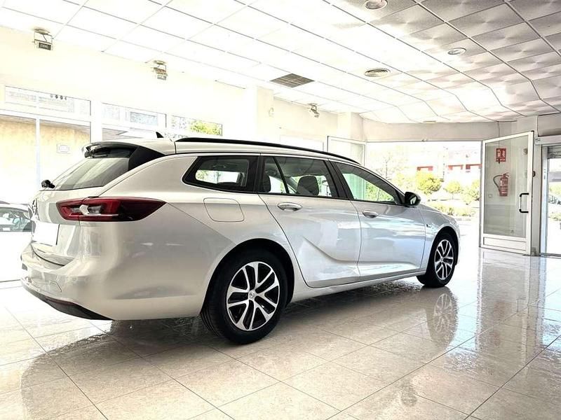 Usado Opel Insignia Selective 136 CV (100 kW) 2019 Plateado Familiar