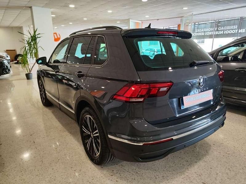 Usado VW Tiguan Life 150 CV (110 kW) 2023 Gris SUV
