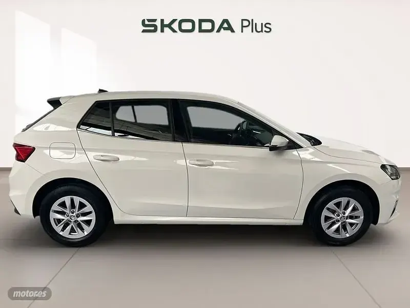 Usado Skoda Fabia Selection 95 CV (69 kW) 2024 Blanco Utilitario